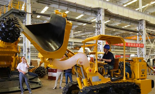 側(cè)卸式裝巖機(jī) 側(cè)卸式裝巖機(jī)