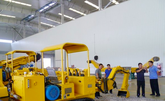 側(cè)卸式裝巖機(jī) 側(cè)卸式裝巖機(jī)